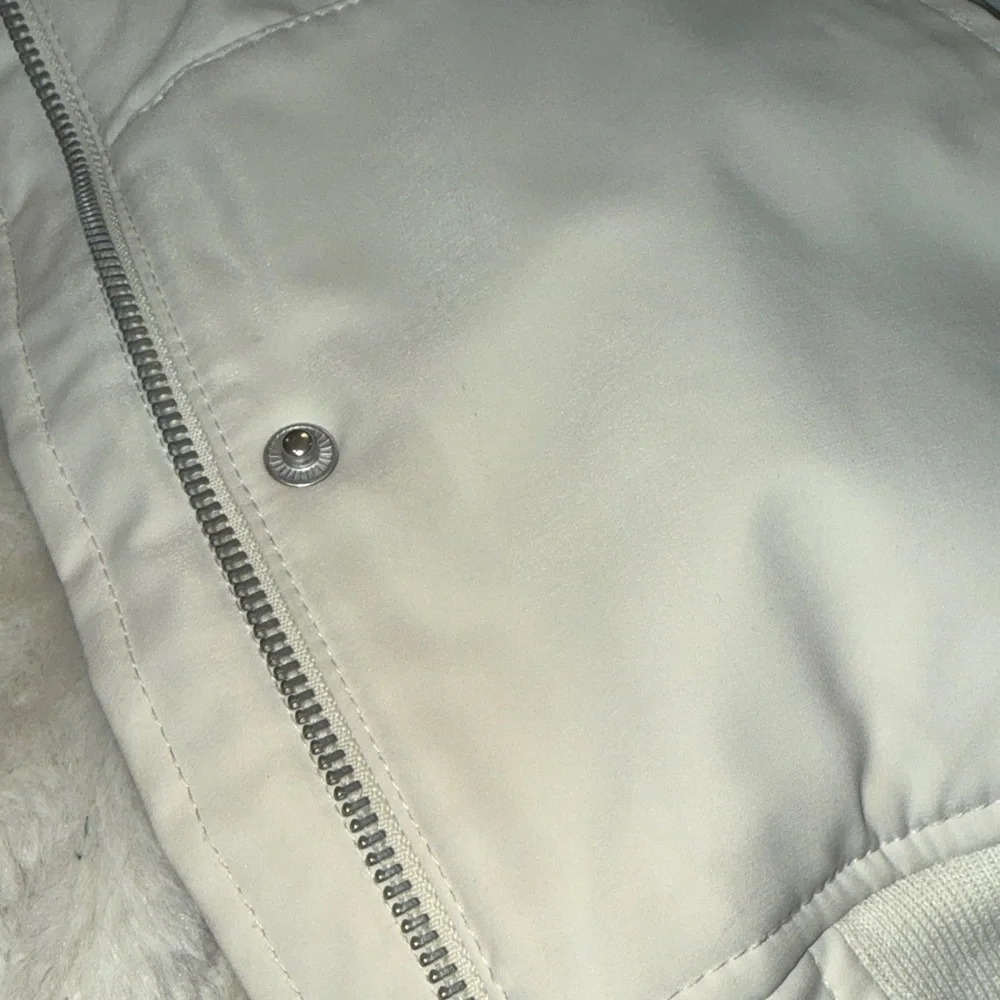 Hollister Cream Bomber Jacket with Faux Fur Hood Sz M - Picture 8 of 16